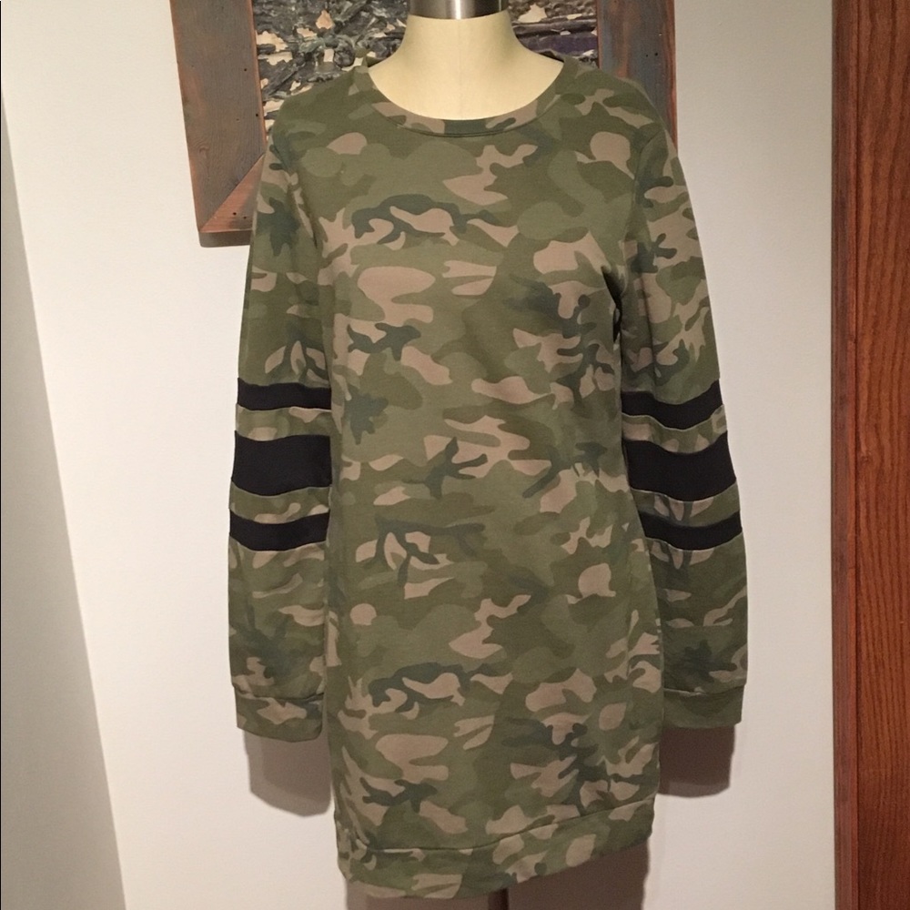 Francesca’s Camo casual long sleeve dress